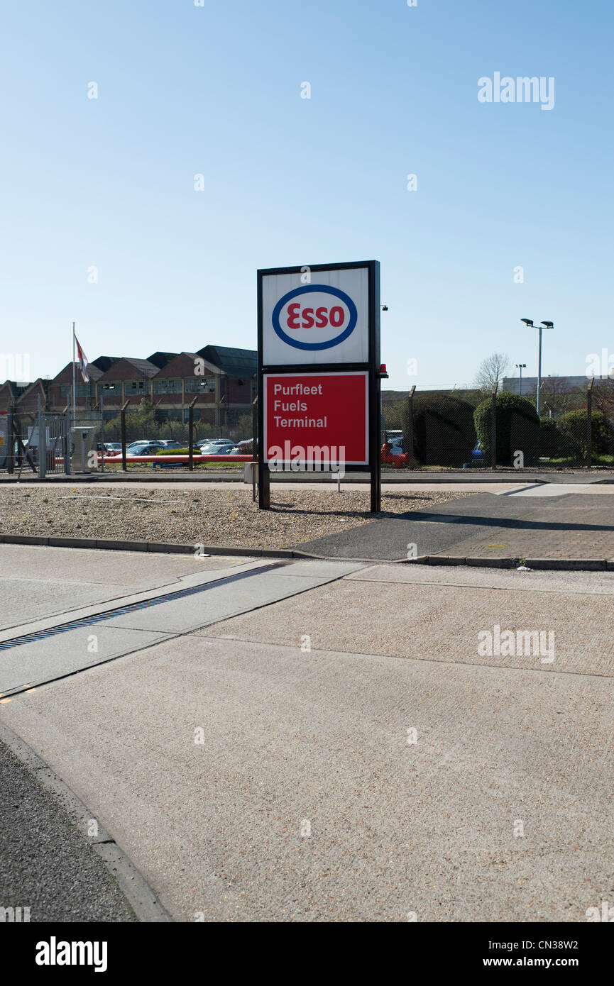 L'ingresso della stazione di servizio Esso carburante deposito cisterna in London Road, Hereford, Essex. Questo sito è stato parte del 2000 disputa del carburante. Foto Stock