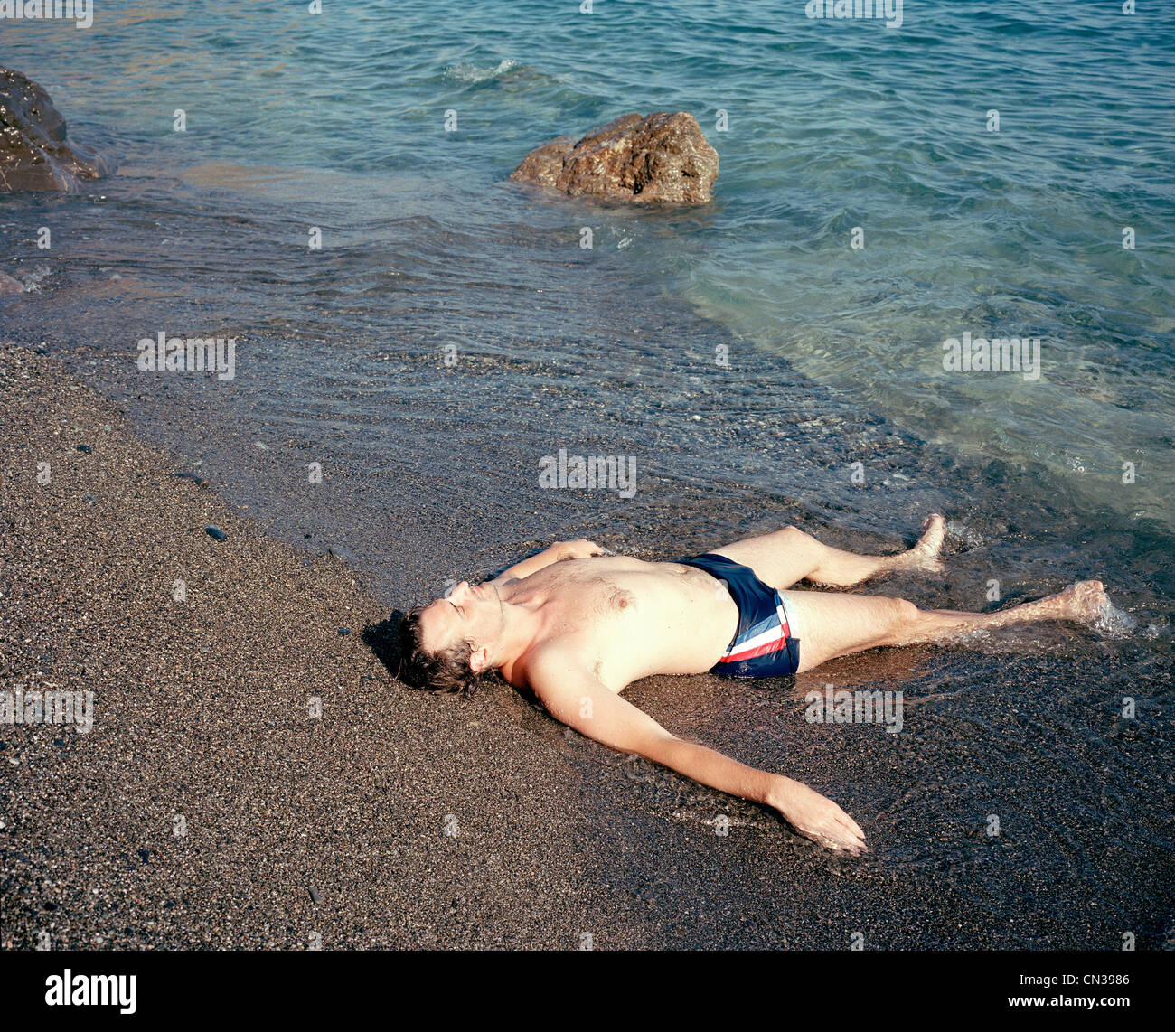 Uomo disteso a bordo d'acqua, Creta, Grecia Foto Stock