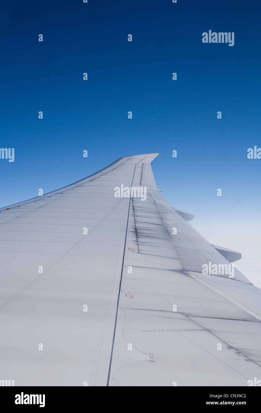 Ala di aeroplano visto dall'interno di aviogetti Foto Stock