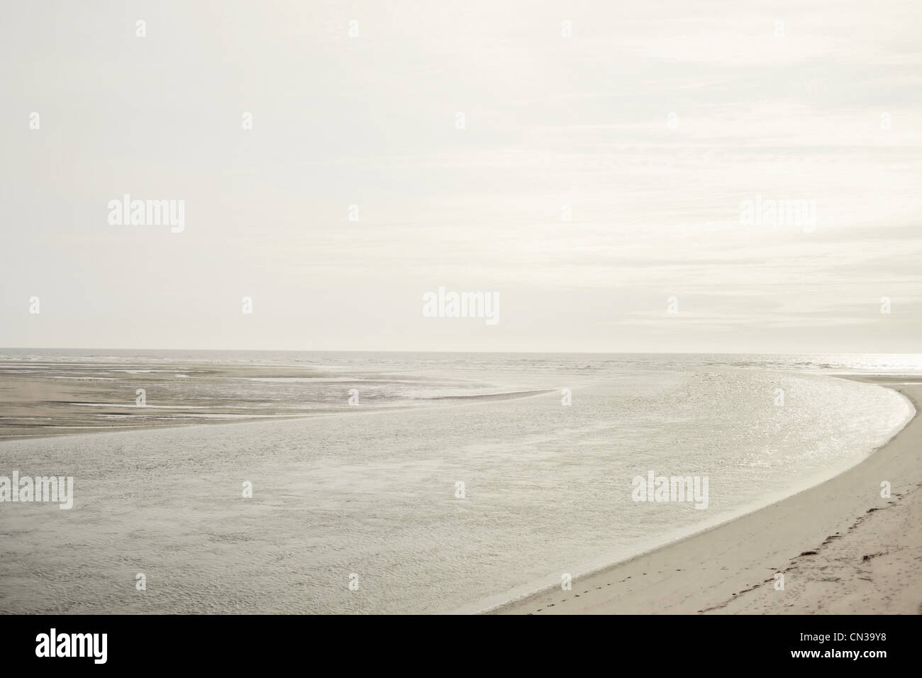 Scena di spiaggia con acque calme Foto Stock