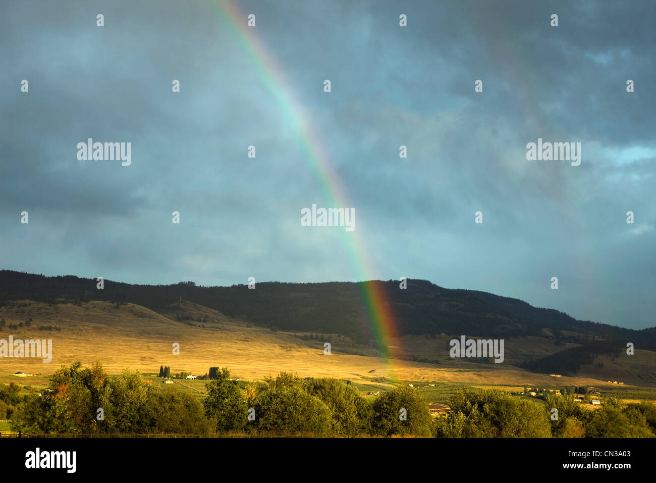 Rainbow oltre il paesaggio pittoresco, British Columbia, Canada Foto Stock