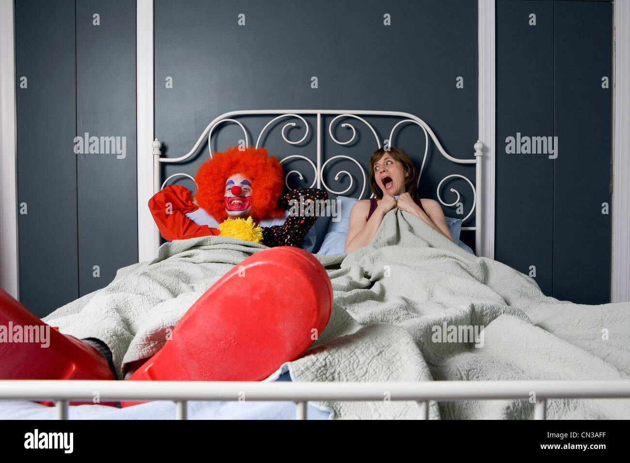 Donna urlando come lei capisce che è a letto con un clown Foto Stock