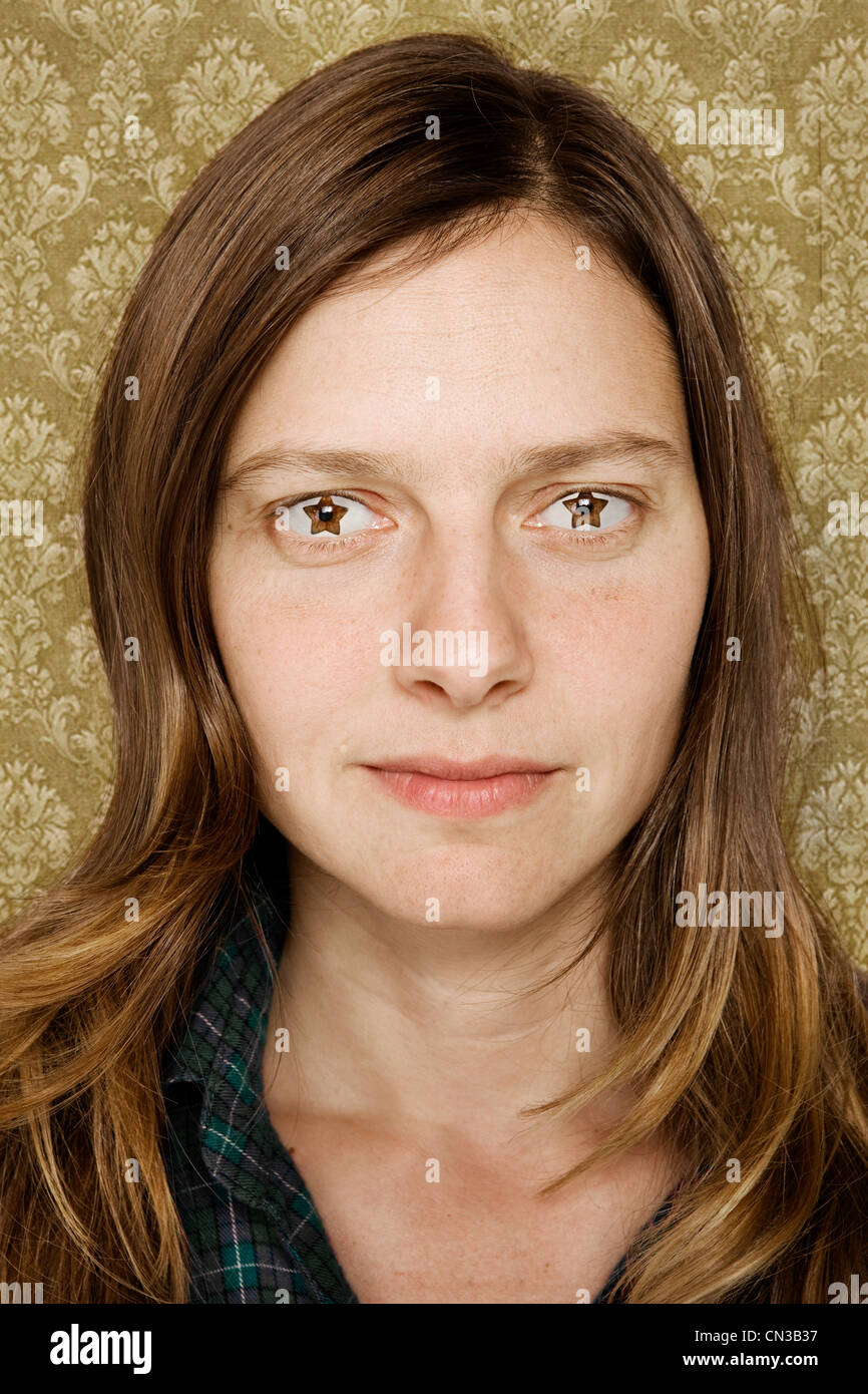 Ritratto di metà donna adulta con stella a forma di occhi Foto Stock