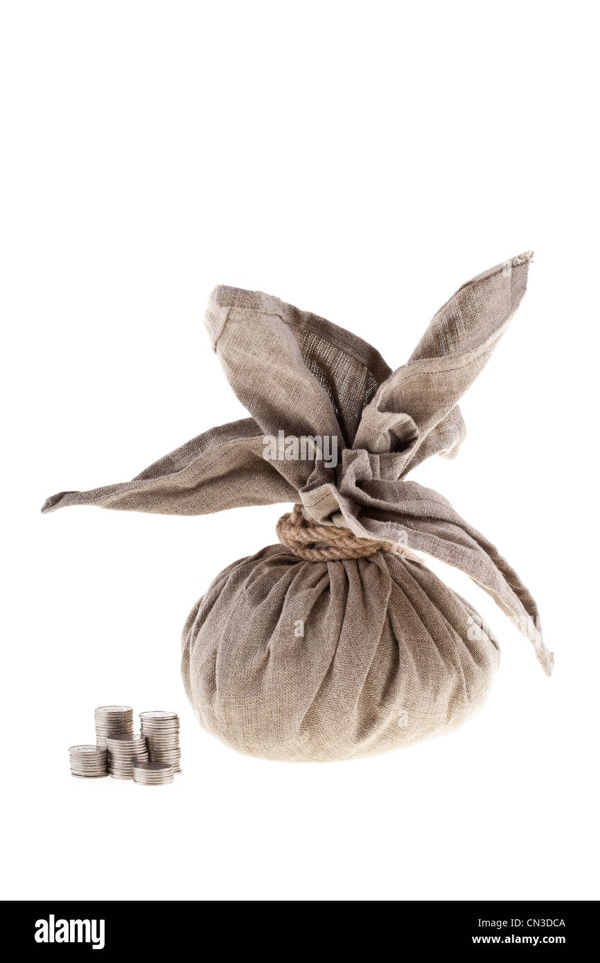 Biancheria da grande borsa piena di denaro legato dalla corda e uno zloty polacco moneta pile. Il denaro e il concetto di risparmio su sfondo bianco. Foto Stock