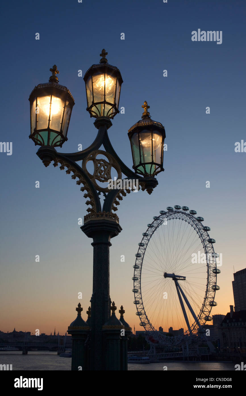 Inghilterra, London, London Eye e il fiume Tamigi all'alba Foto Stock