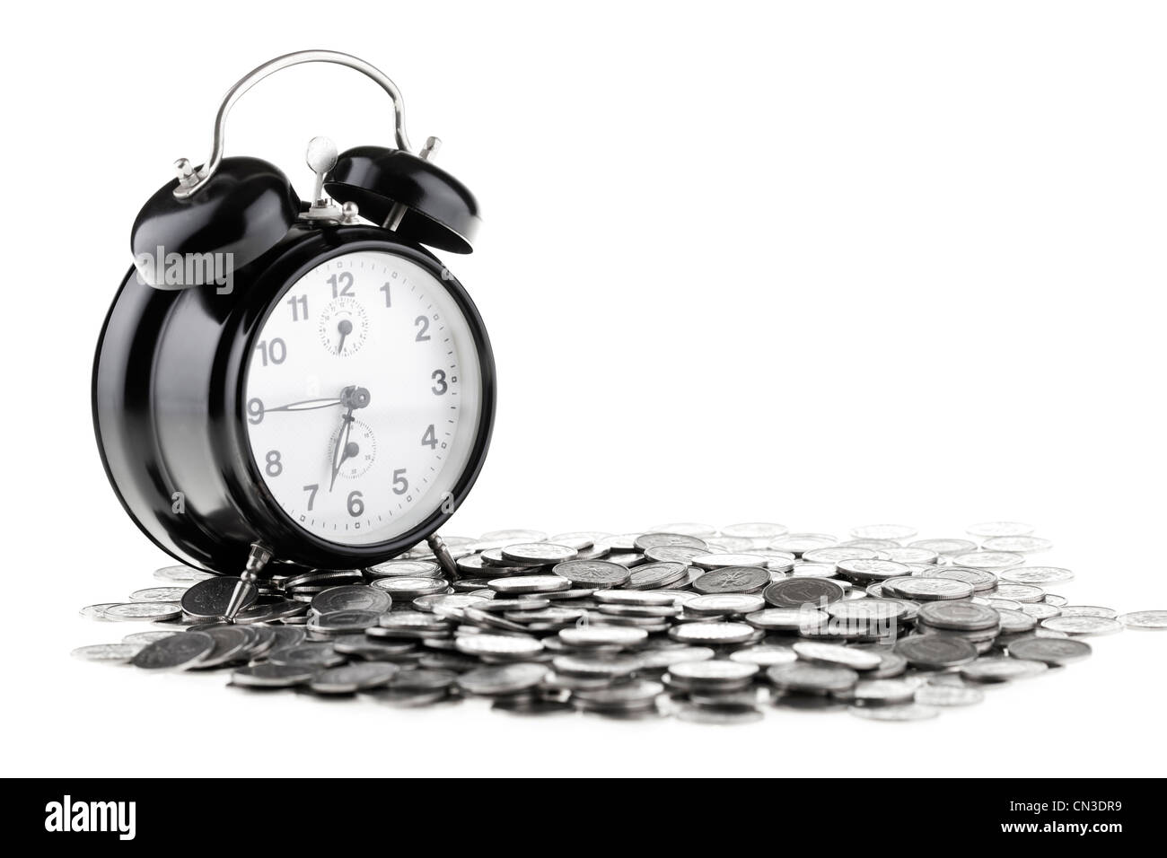 Bellissimo vecchio orologio di stare su uno zloty polacco monete. Il tempo è denaro concetto isolato su sfondo bianco. Foto Stock