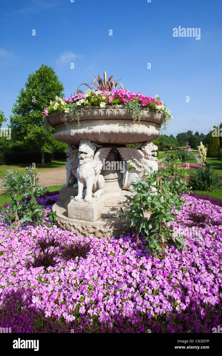 Inghilterra, London, Regents Park Avenue giardini e fiori in mostra Foto Stock