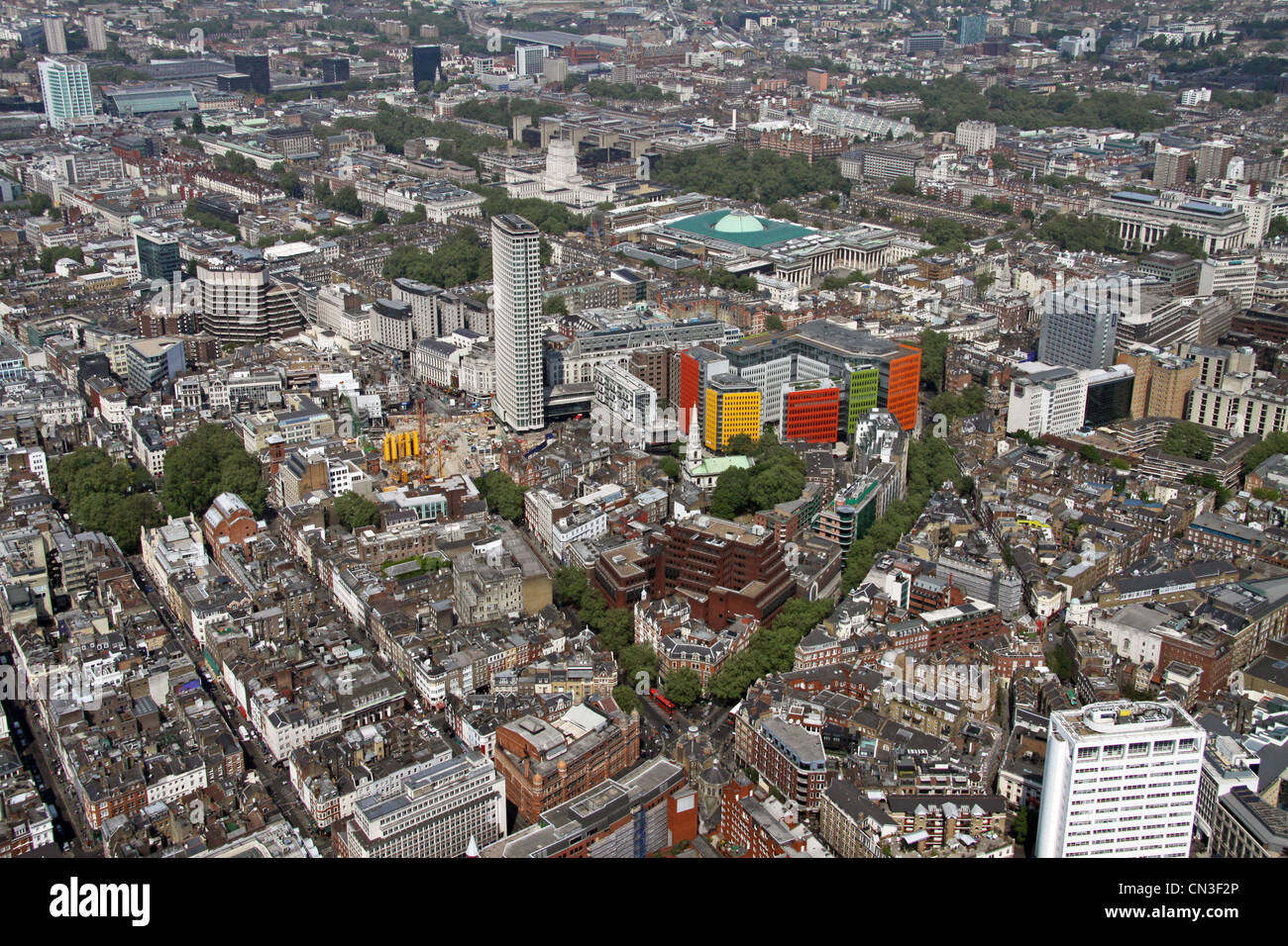 Vista aerea che guarda su Shaftesbury Avenue da Covent Garden verso la colorata Piazza Central Saint Giles e il British Museum in lontananza Foto Stock