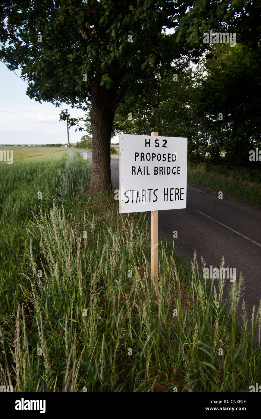 Un segno nel villaggio di Middleton in Staffordshire, Regno Unito, che mostra dove un ponte per la proposta di HS2 collegamento ferroviario sarà Foto Stock