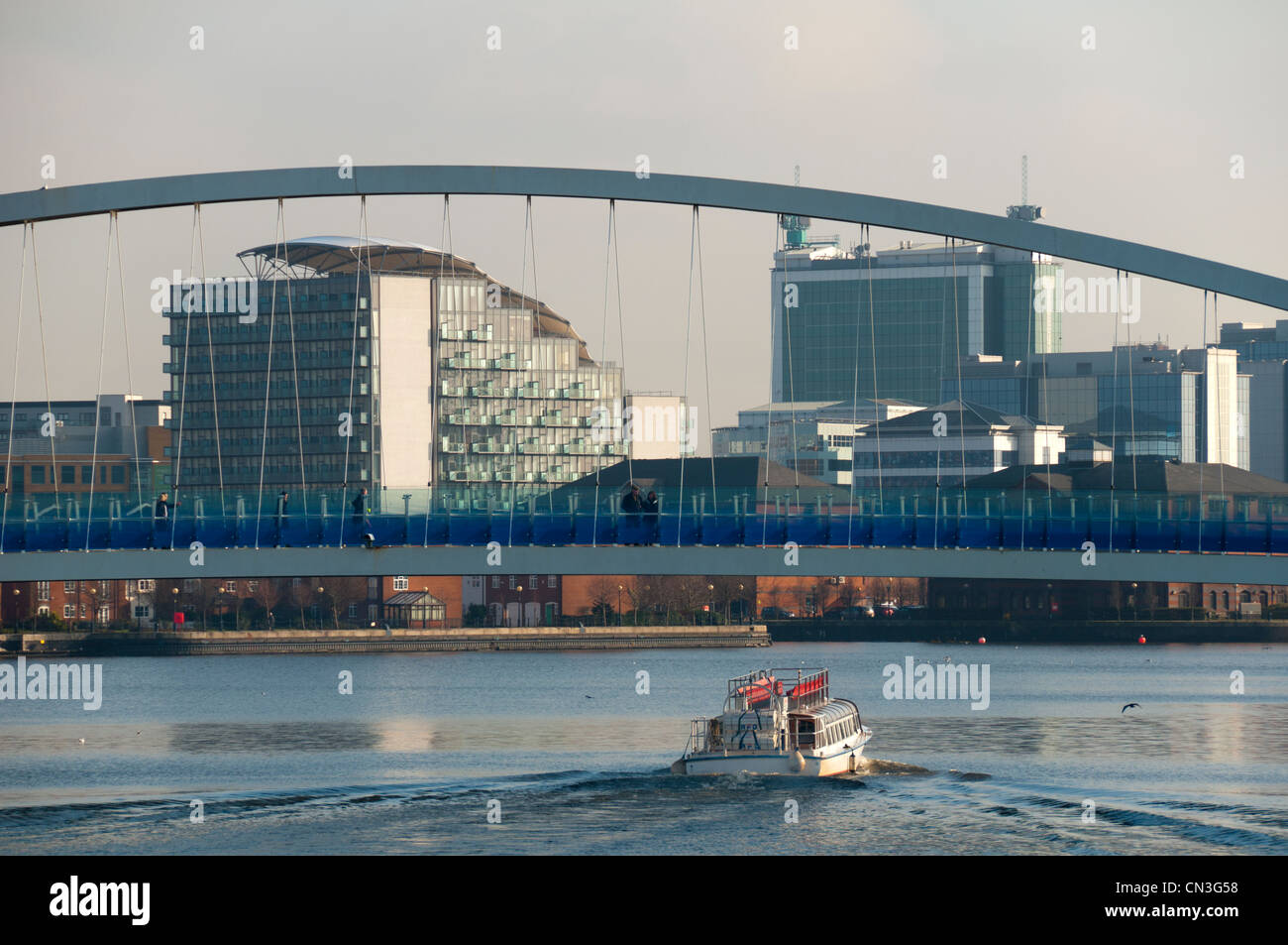 Tour in barca sul Manchester Ship Canal passando per il millennio (Lowry) Ponte a Salford Quays, Manchester, Inghilterra, Regno Unito. Foto Stock