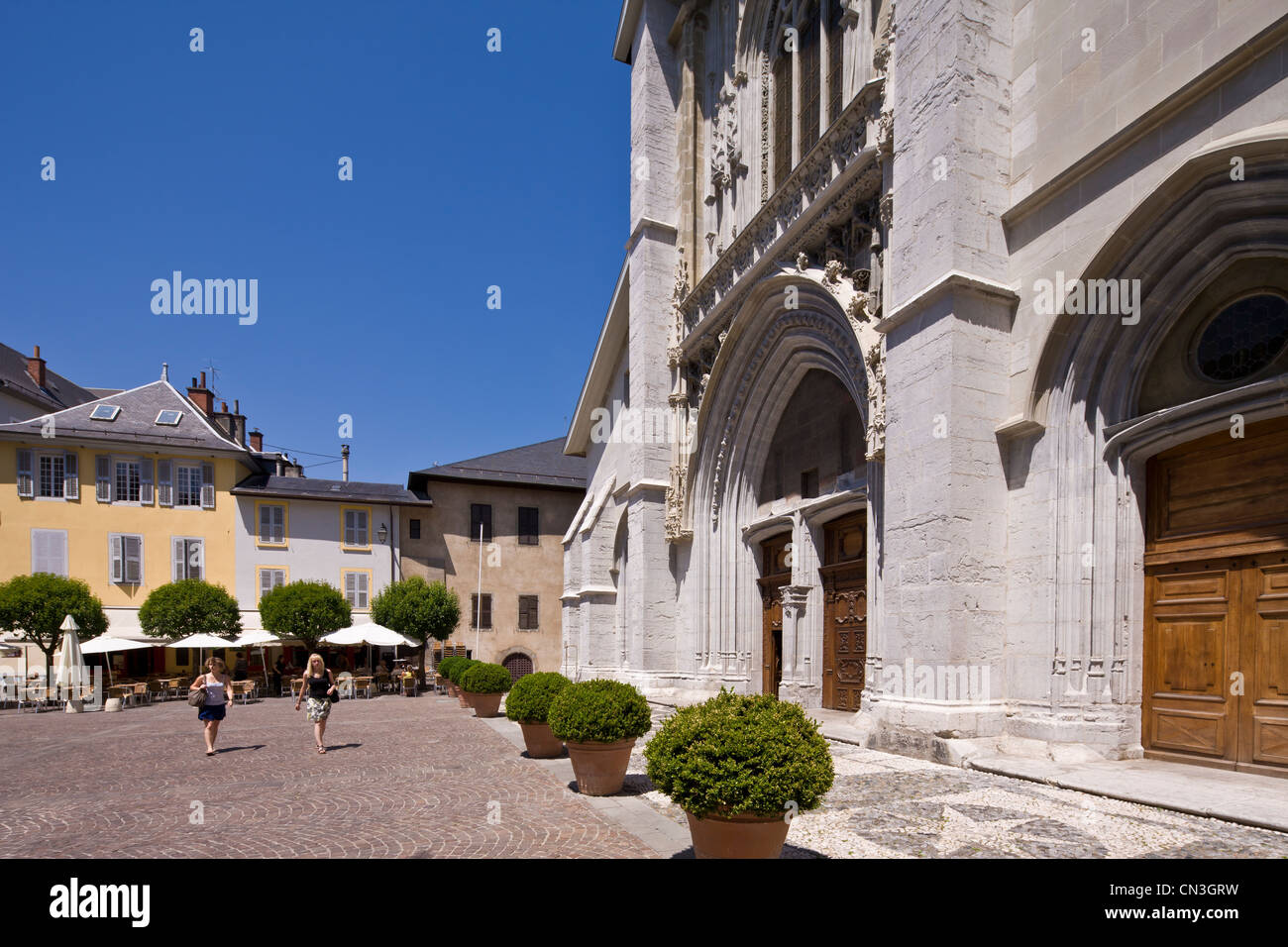 Francia, Savoie, Chambery, la città vecchia, ristorante e Saint Francois de Sales cattedrale in Place de la Metropole Foto Stock