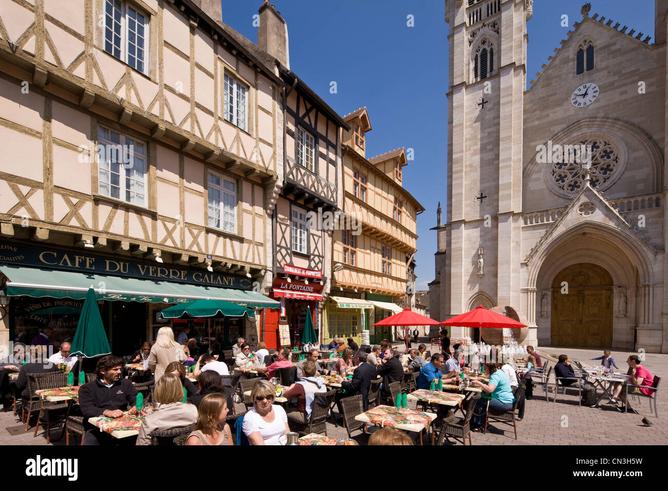 Francia, Saône et Loire, Chalon sur Saone, Place St Vincent case con travi di legno e terrazze dei bar di fronte al St Vincent Foto Stock