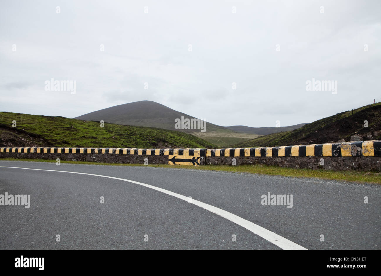 Strada tortuosa con segno di freccia Foto Stock