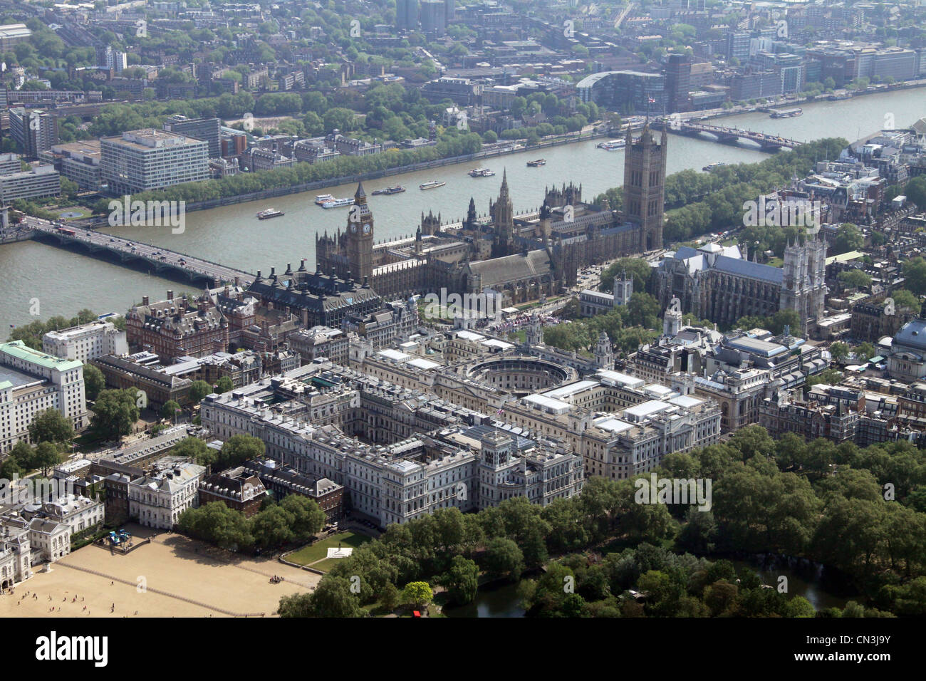 Vista aerea di 10 Downing Street & Foreign & Commonwealth Office che guarda verso le Houses of Parliament e il Tamigi sullo sfondo, Londra Foto Stock