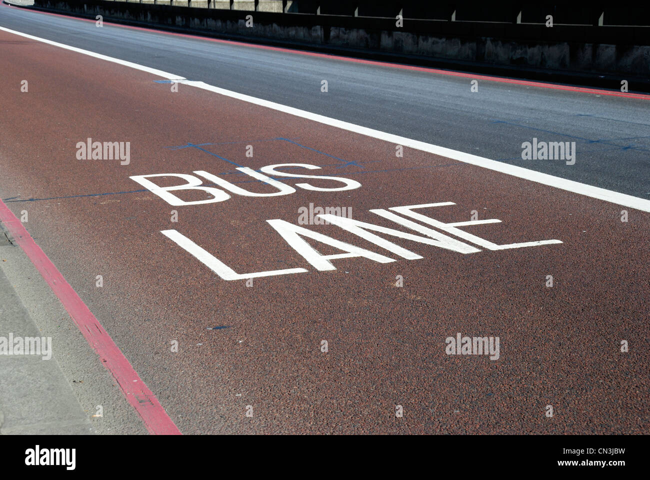 ' Corsia degli autobus ' indicazioni stradali, London, Regno Unito Foto Stock