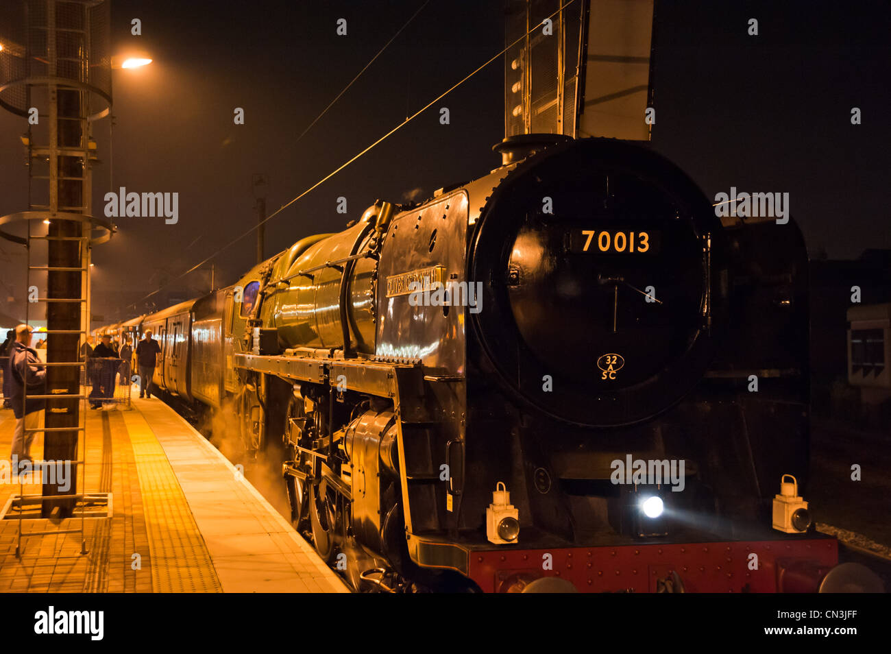 "Auld Reekie' speciale di vapore trainati da Britannia locomotiva classe 'Oliver Cromwell' Foto Stock