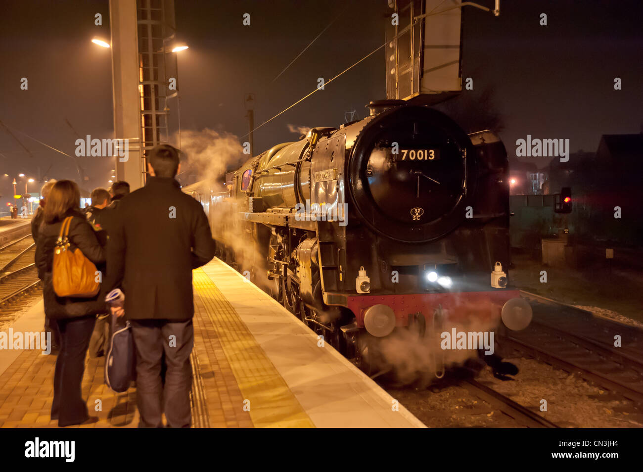 "Auld Reekie' speciale di vapore trainati da Britannia locomotiva classe 'Oliver Cromwell' Foto Stock