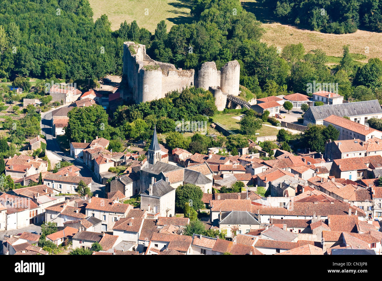 Francia, Vienne, Gencay Gencay, castello è un raffinato esempio di architettura medievale (vista aerea) Foto Stock