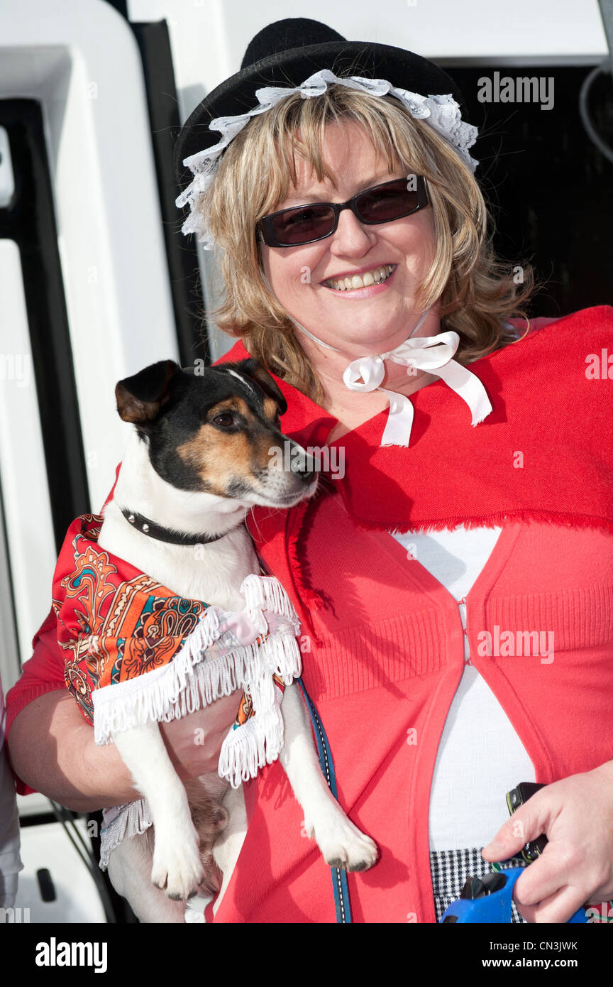 Una Donna vestita in un tradizionale costume gallese il 1 marzo, giorno di san Davide, Wales UK Foto Stock