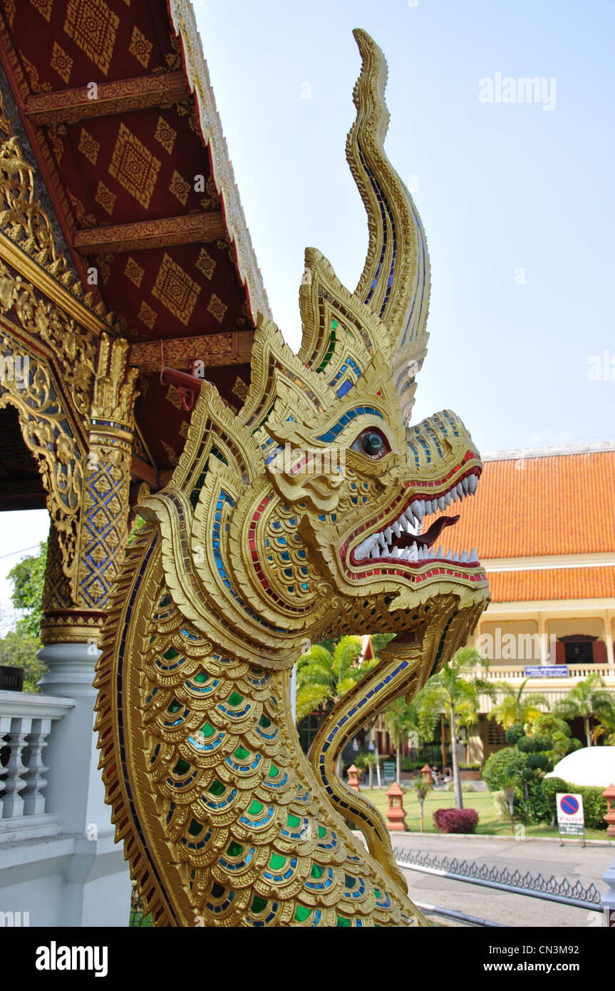 Dragon demon fuori Wihan Luang, Wat Phra Singh, Chiang Mai e Chiang Mai Provincia, Thailandia Foto Stock