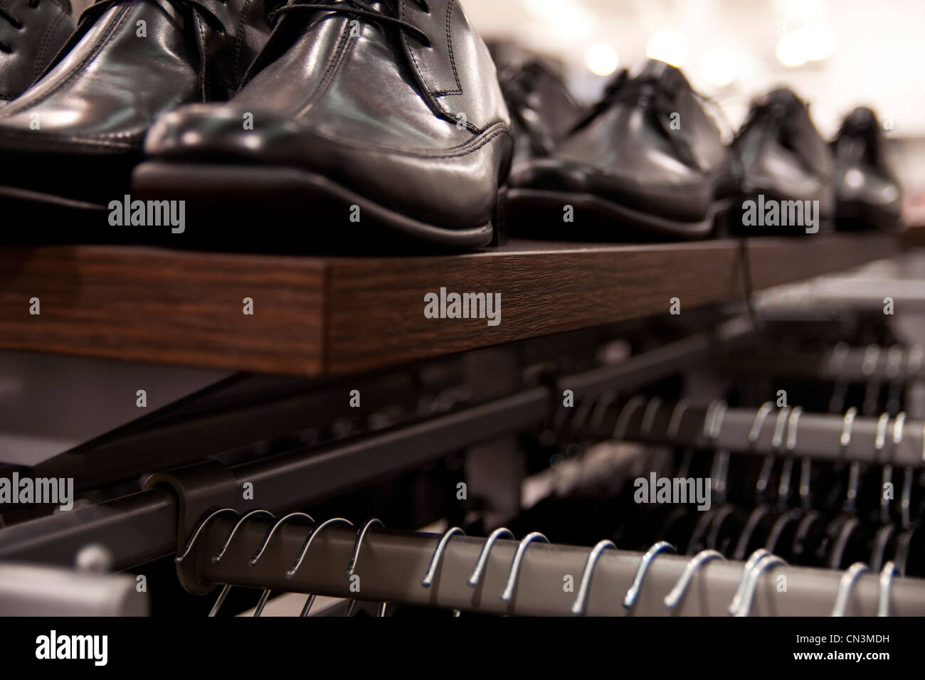 Close-up sul ripiano con mens, le scarpe eleganti. Profondità di campo. Foto Stock