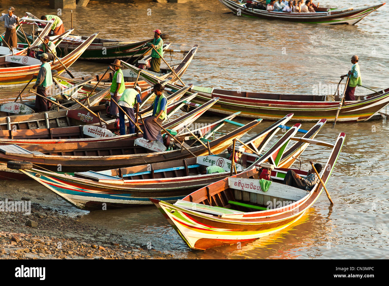 Myanmar (Birmania), divisione di Yangon, Yangon, barche colorate Foto Stock