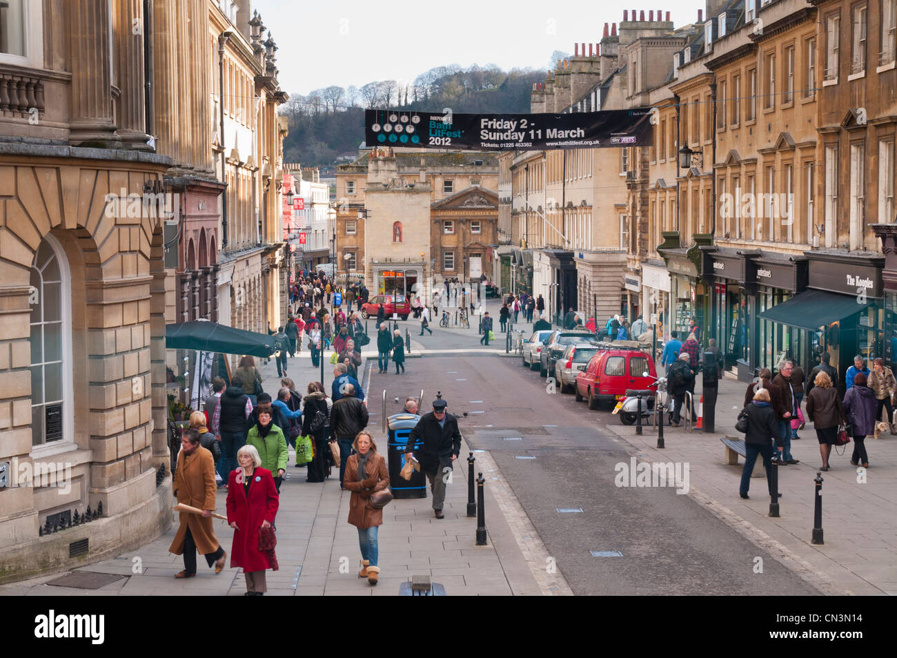 Vista su Milsom Street nella città storica di Bath, Somerset, Regno Unito Foto Stock