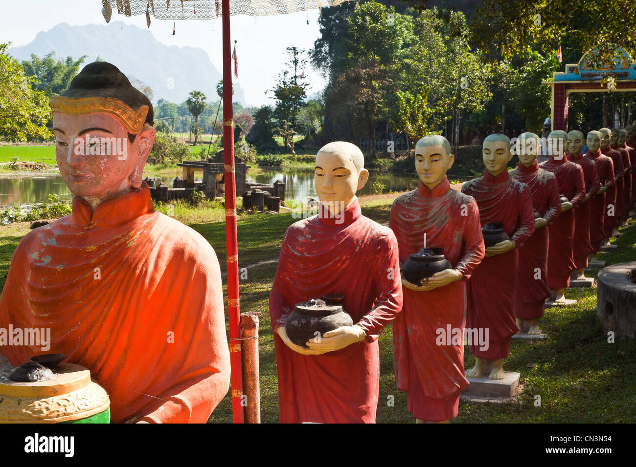 Myanmar (Birmania), Karen Stato, Hpa Un, monaci processione statue Foto Stock