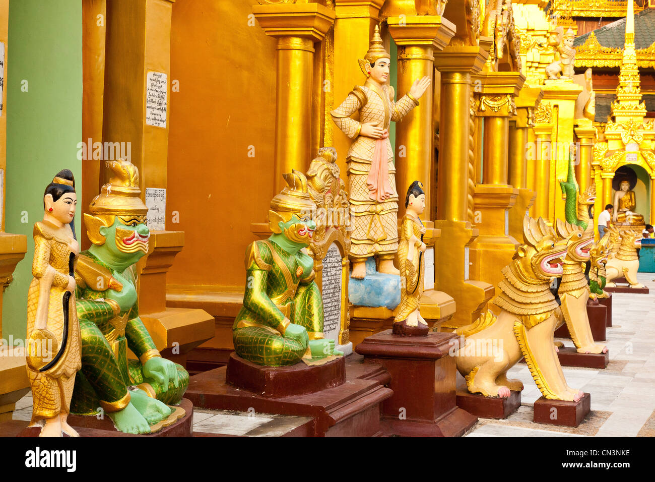 Myanmar (Birmania), divisione di Yangon, Yangon, Shwedagon pagoda statue Foto Stock