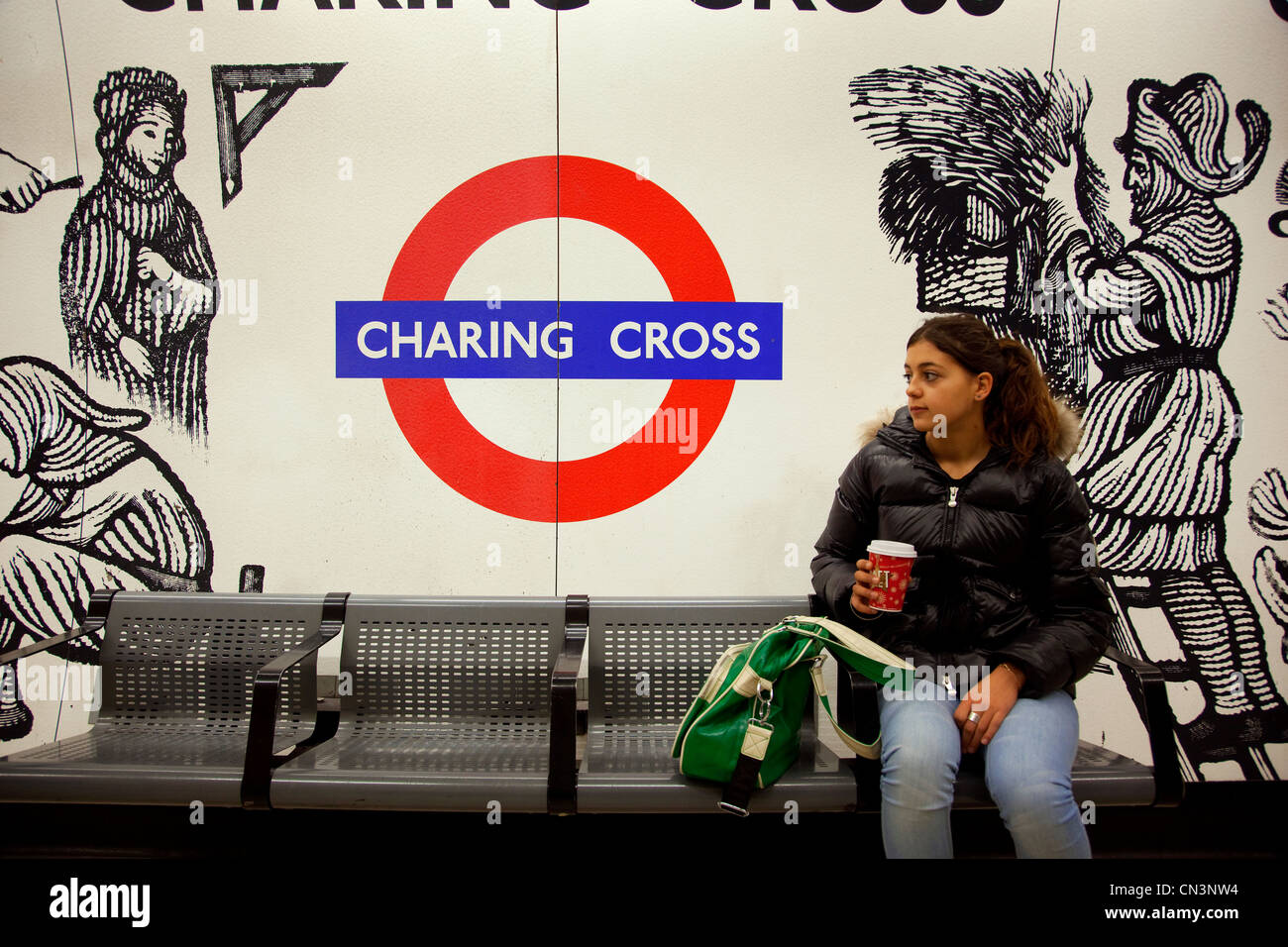 Regno Unito, Londra, Charing Cross stazione della metropolitana, 16 anno vecchia ragazza Foto Stock