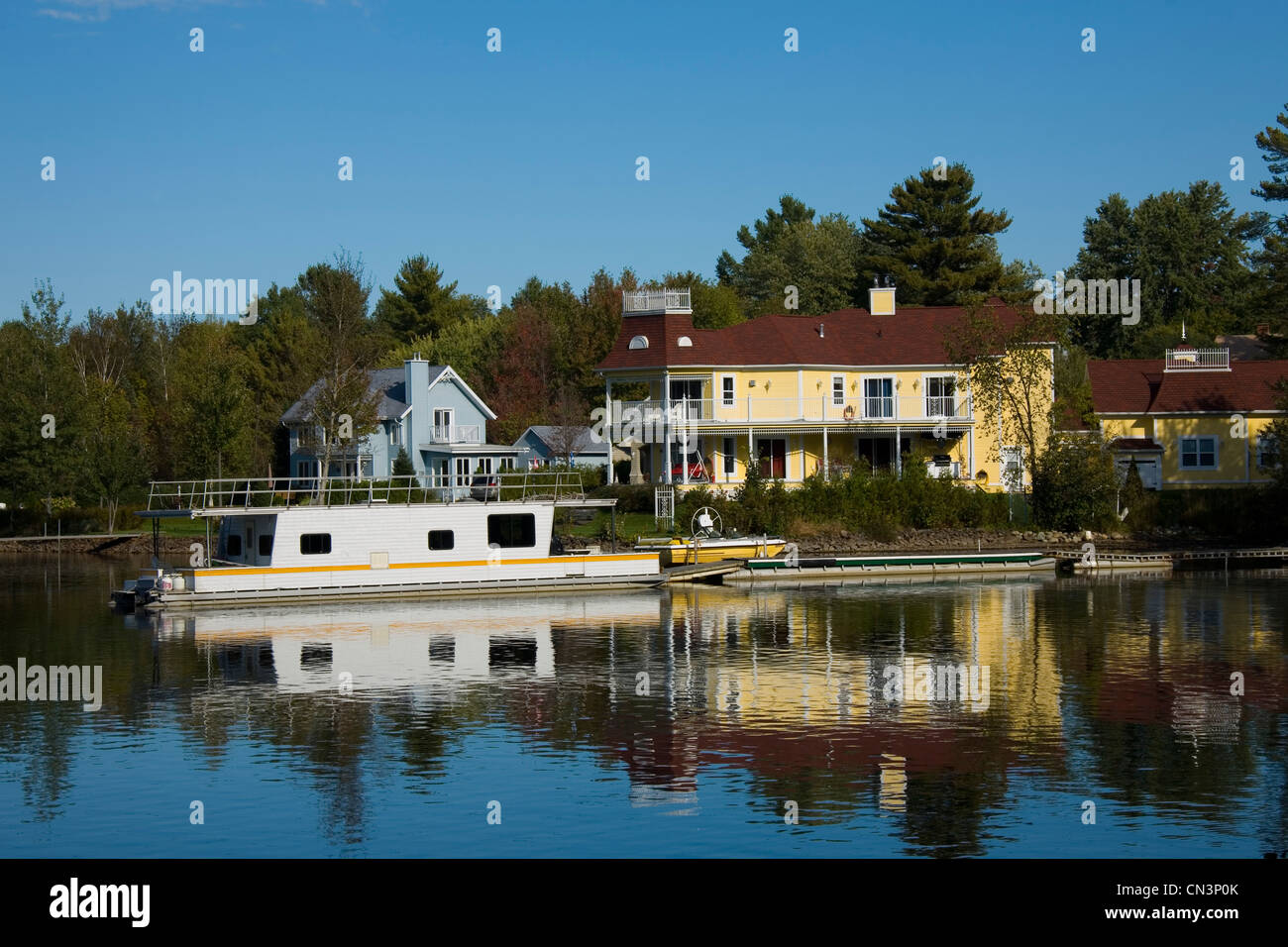 House boat sul Lac Massawippi, Eastern Townships, Québec Foto Stock