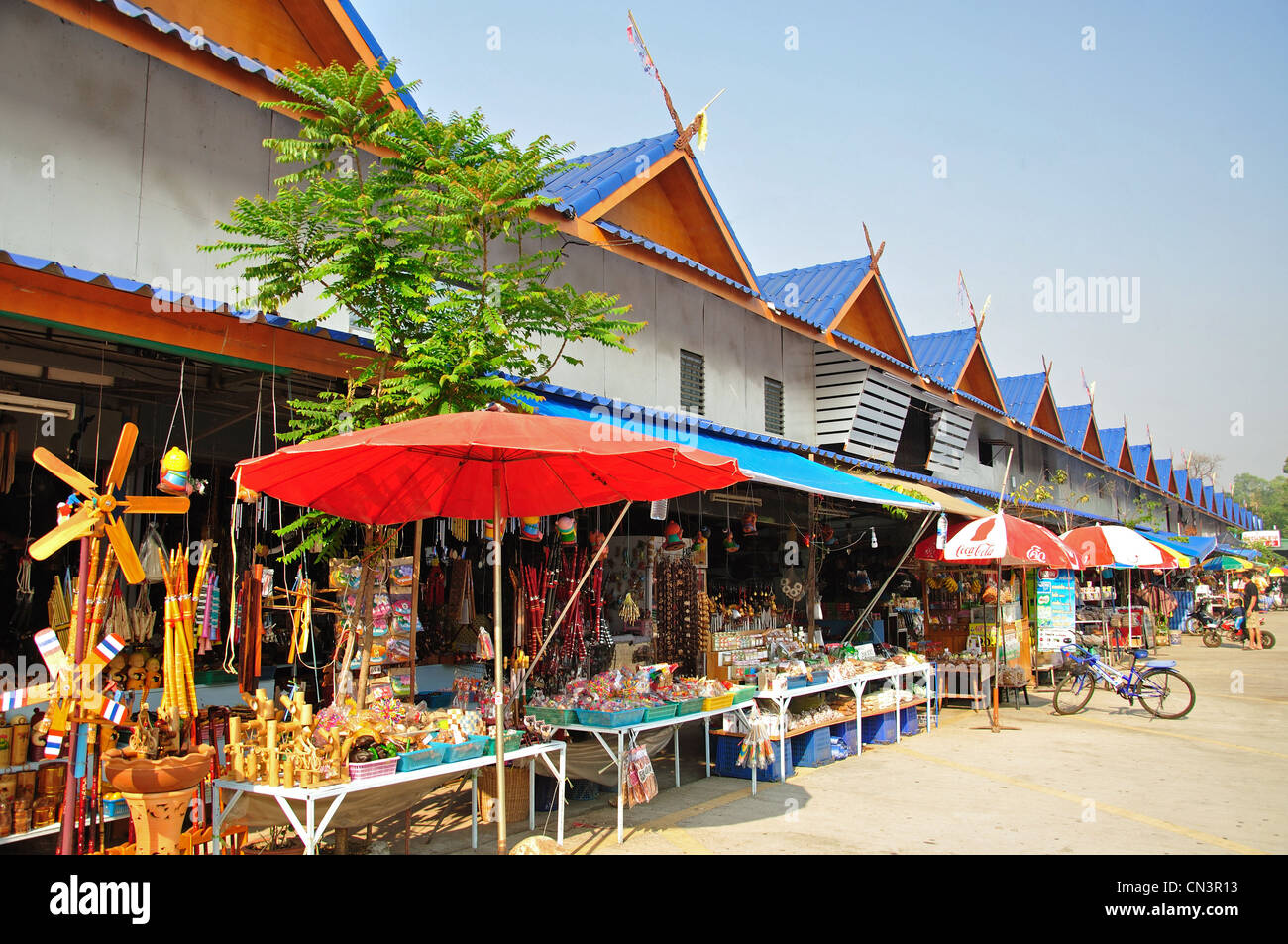 Ristorante e negozi di souvenir a Wieng Pa Pao hot springs, Chiang Rai, provincia di Chiang Rai, Thailandia Foto Stock