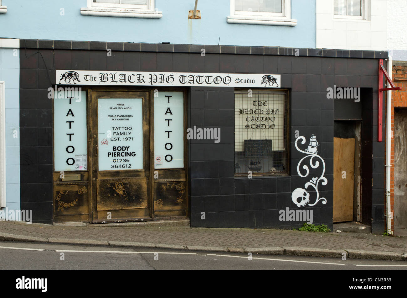 Il suino nero Tattoo Studio in Penzance, Cornwall Regno Unito. Foto Stock