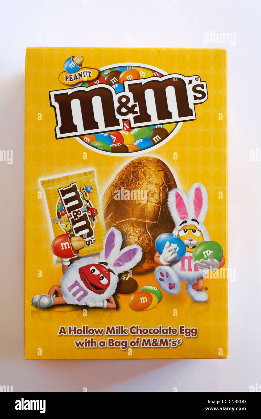 Peanut m&m's uovo di pasqua isolato su sfondo bianco - una cava di latte uova di cioccolato con un sacchetto di M&Ms - Pronto per la Pasqua Foto Stock