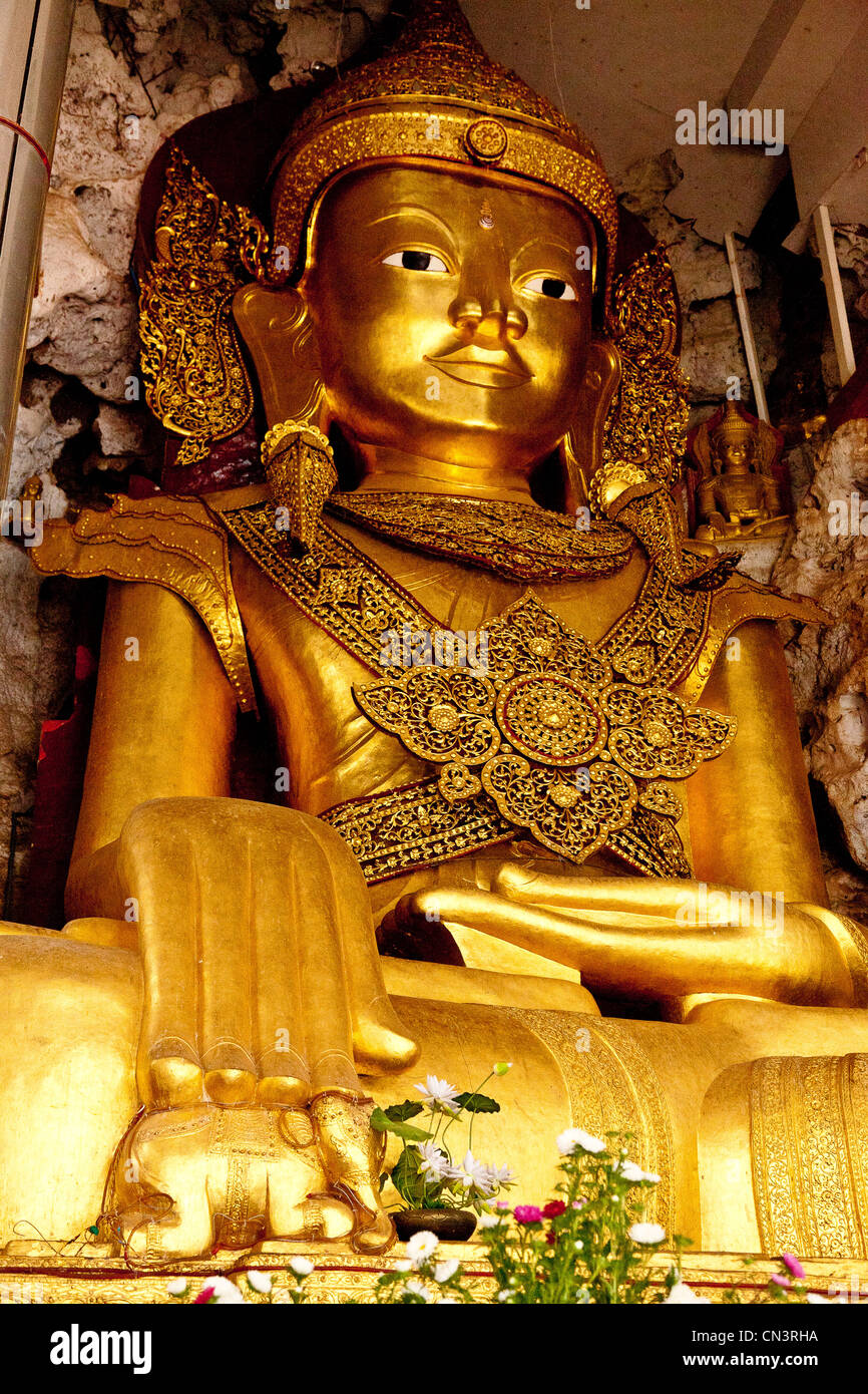 Myanmar (Birmania), stato Shan, Pindaya, statua del Buddha vicino al 8000 buddha grotta Foto Stock