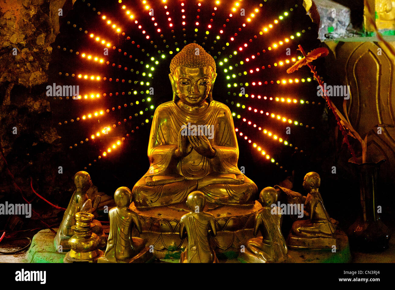 Myanmar (Birmania), stato Shan, Kalaw, statua del Buddha in una grotta Foto Stock