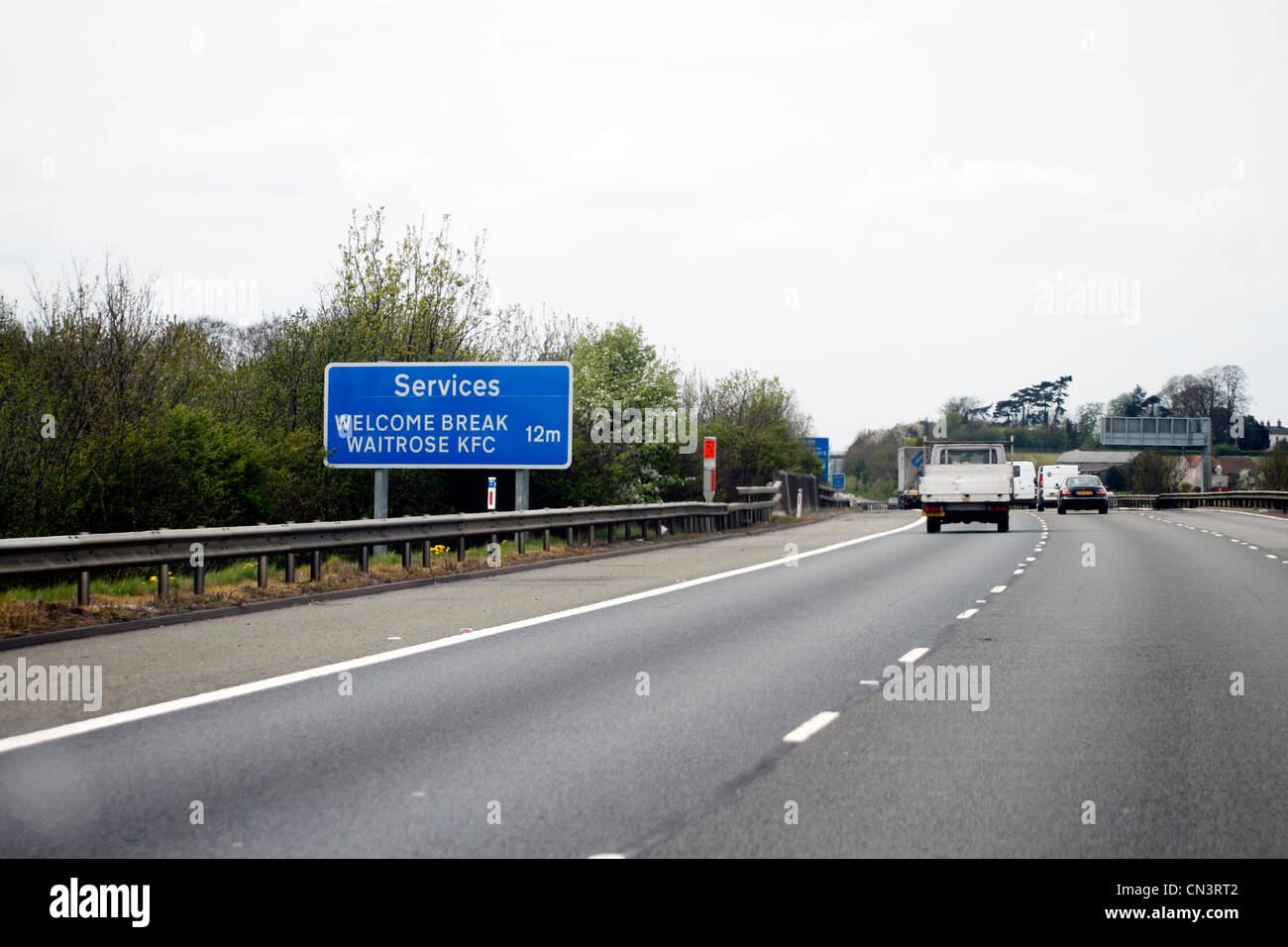 Cartello autostradale sulla M40 per Warwick servizi - KFC e Waitrose Foto Stock