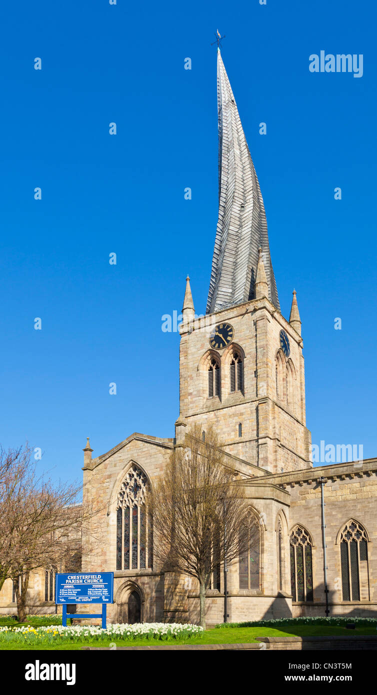 Chiesa di Santa Maria di Chesterfield con una famosa guglia ritorto Derbyshire Inghilterra GB UK EU Europe Foto Stock
