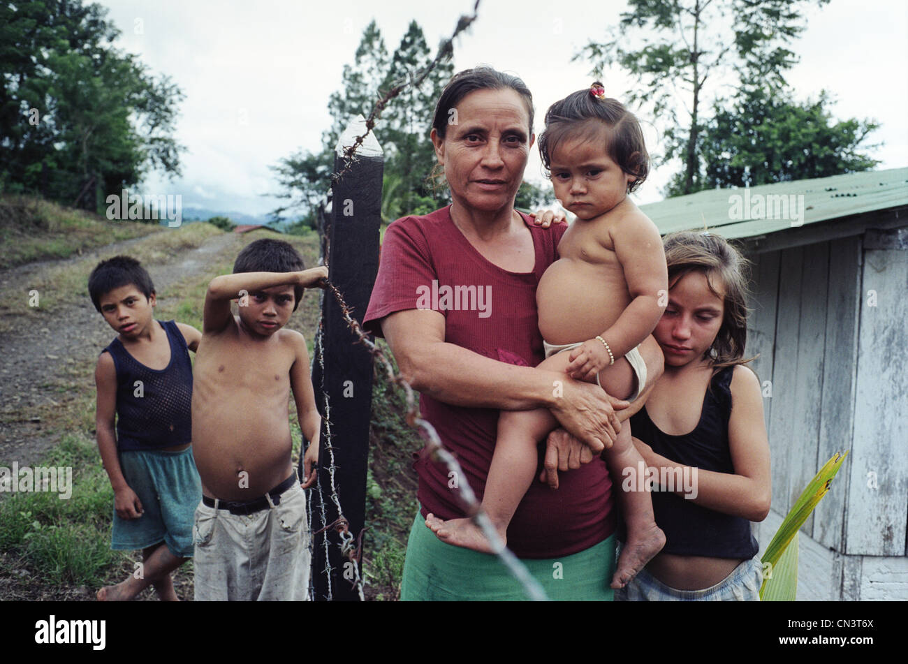 Famiglia giovane in piedi accanto alla recinzione Foto Stock