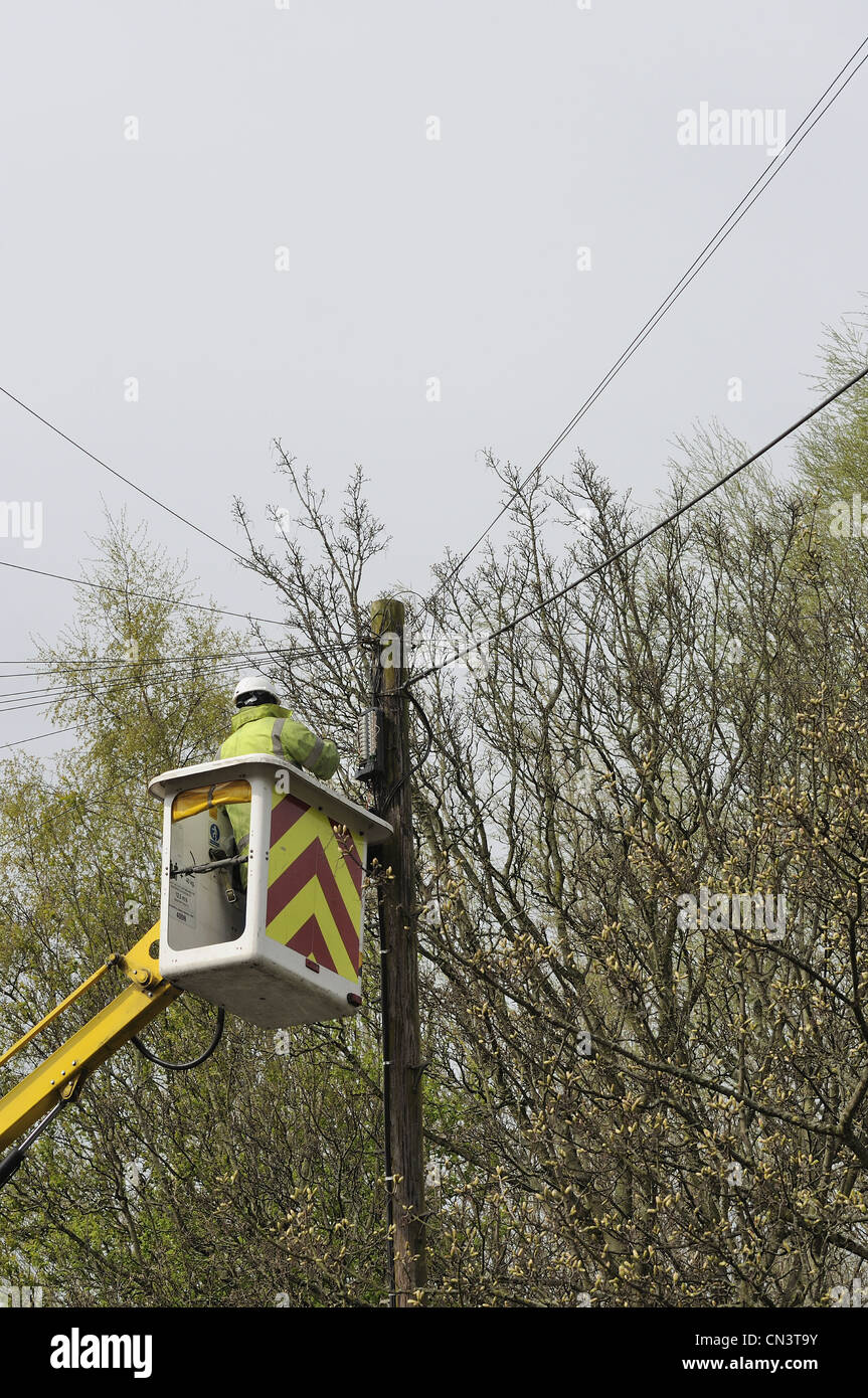 Openreach ingegnere di lavoro sulla scatola di giunzione mediante un sistema idraulico di piattaforma di sollevamento Foto Stock