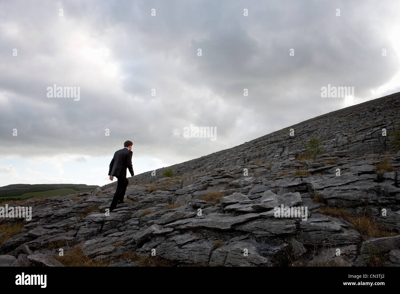 Imprenditore a piedi in remoto, paesaggio di roccia Foto Stock