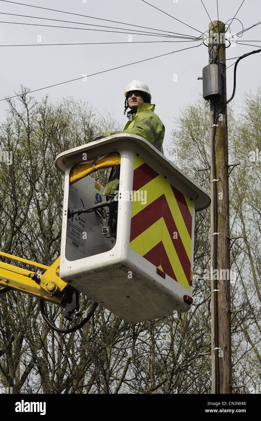 Openreach van idraulico montato piattaforma di sollevamento trasporto tecnico telefonico dopo aver completato il lavoro sul polo Foto Stock