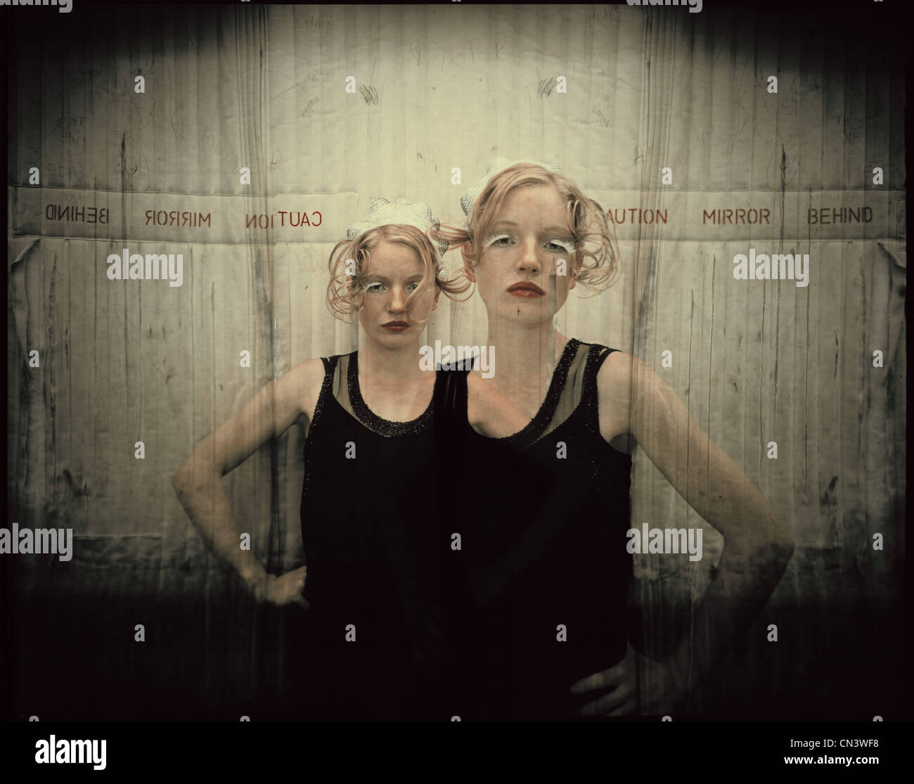 Ritratto di due donne in sollevamento Foto Stock