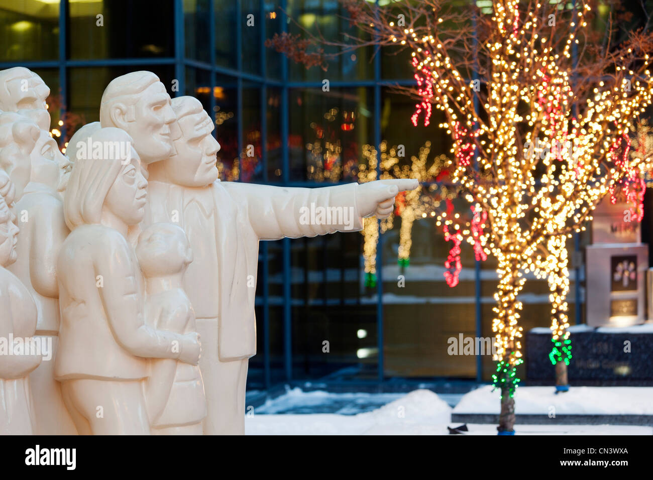 Canada, Provincia di Quebec, Montreal, le decorazioni e le luci di Natale, avenue McGill College, scultura La Foule Illuminée da Foto Stock