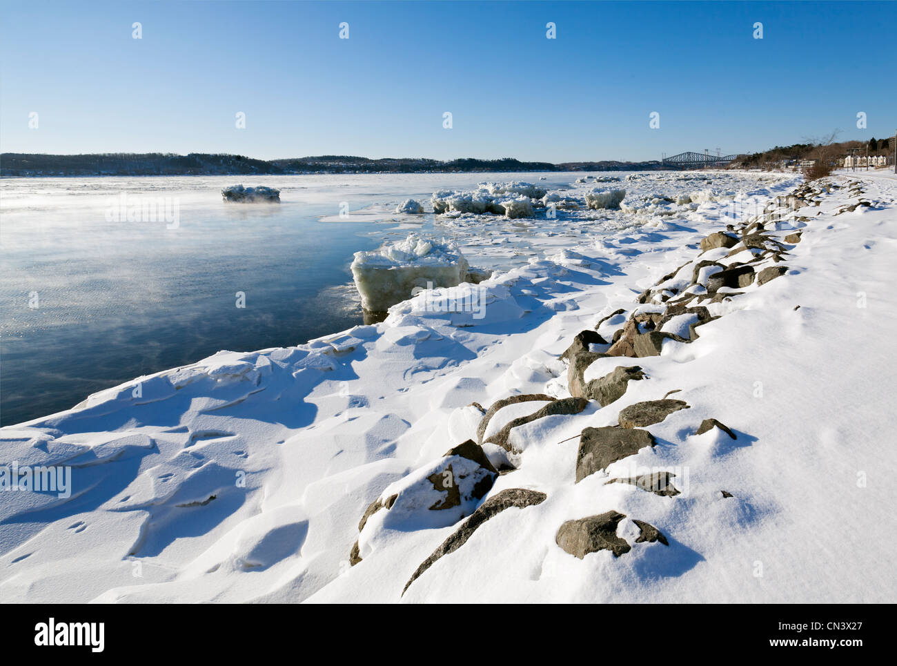 Canada, Provincia di Quebec Quebec, le rive del congelato St Lawrence River lungo la Promenade Samuel de Champlain Foto Stock