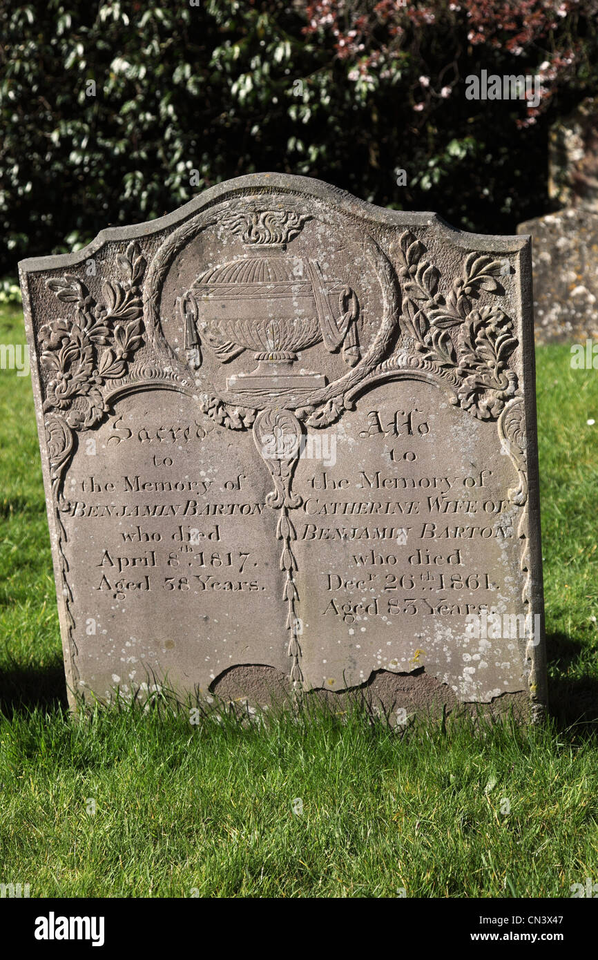 Pietra tombale nel sagrato della chiesa di San Ciriaco, Lacock, Inghilterra Foto Stock