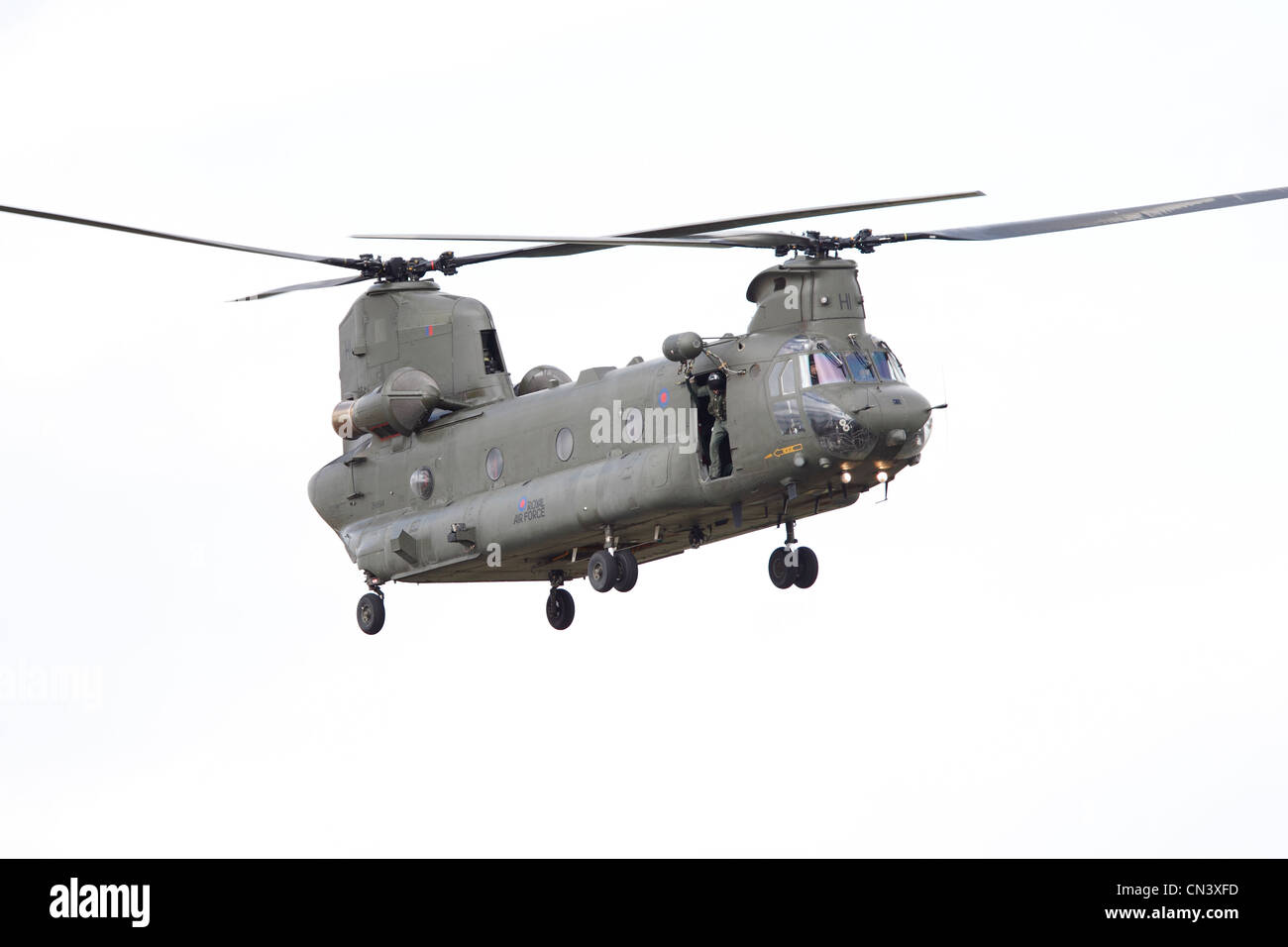 Boeing Chinook HC2, un tandem rotore elicottero Royal Air Force elicottero, RAF Waddington, Lincoln, Airshow internazionale. Una serie di varianti basata sull'esercito degli Stati Uniti di CH-47 Chinook, RAF Chinook flotta è il più grande al di fuori degli Stati Uniti. RAF Chinooks hanno visto un completo servizio di assistenza incluso combattimenti nella guerra delle Falkland, di mantenimento della pace impegni nei Balcani e azione in Iraq e Afghanistan guerre. Il Chinook HC2 aeromobili, normalmente in base a RAF Odiham, fornisce heavy-supporto per il sollevamento e il trasporto attraverso tutti i rami delle forze armate britanniche Foto Stock