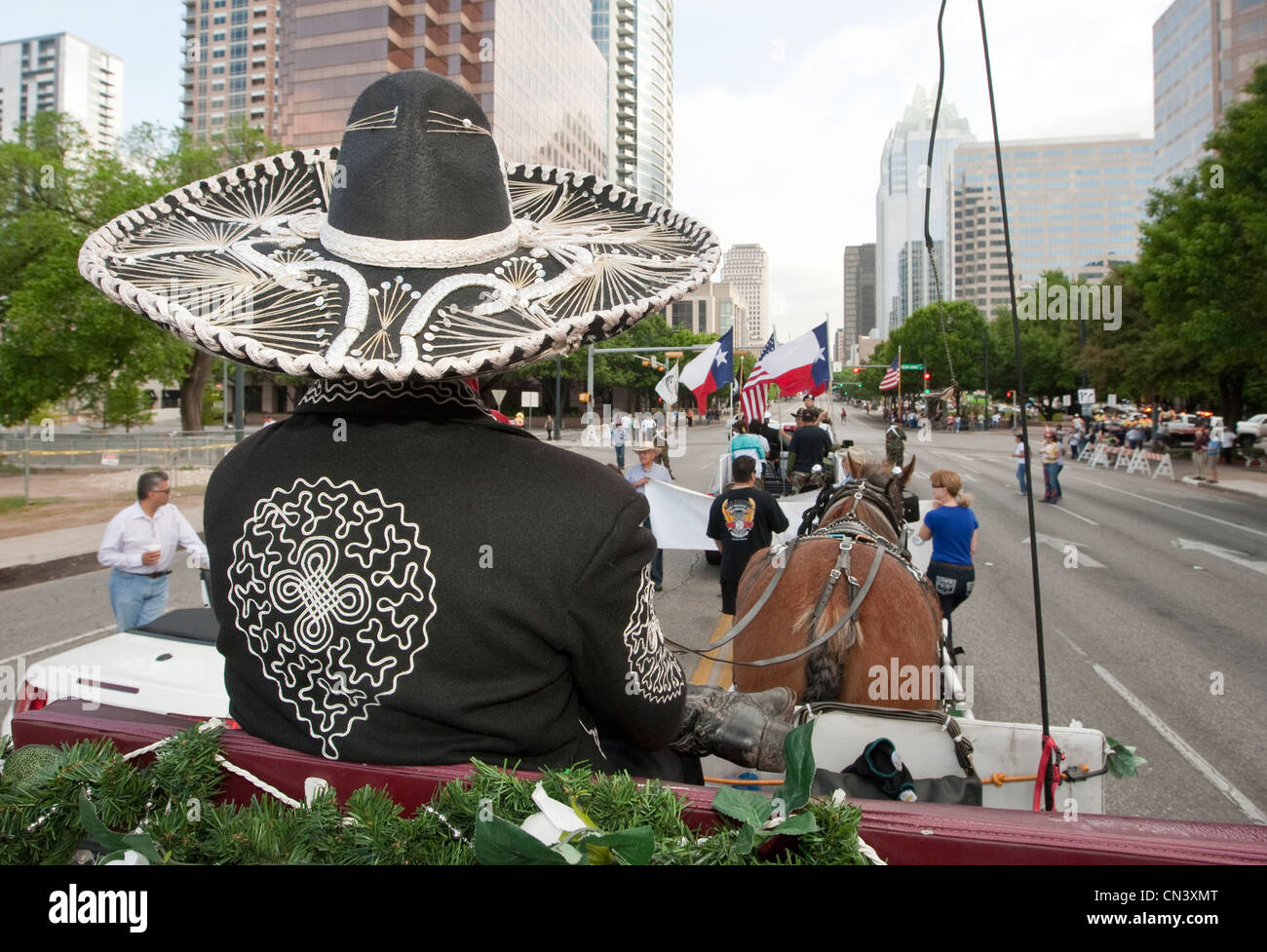 Giovane uomo indossa messicano tradizionale abbigliamento Mariachi durante una parata di Austin in Texas Foto Stock