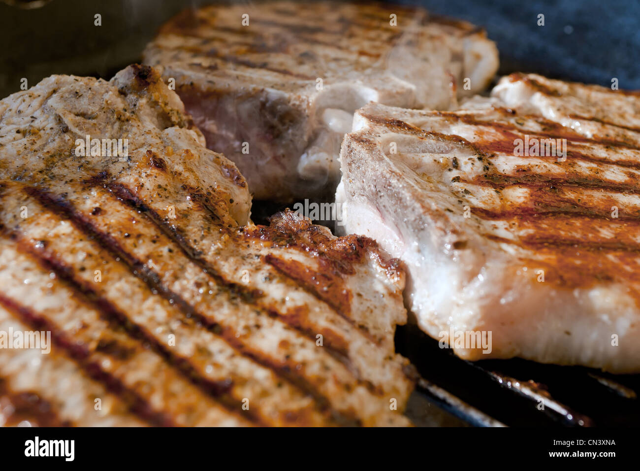 Tritare la carne di maiale alla griglia con deliziose tracce tostato e fumo fragrante Foto Stock