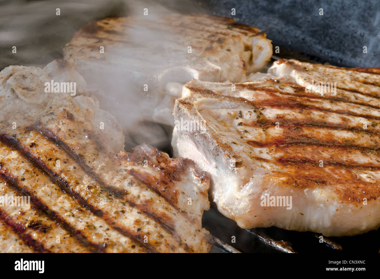 Tritare la carne di maiale alla griglia con deliziose tracce tostato e fumo fragrante Foto Stock